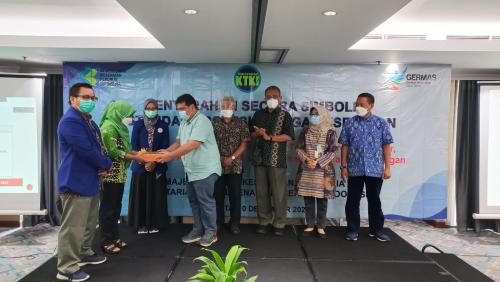 Penyerahan simbolis buku Standar Kompetensi Pelayanan Darah Oleh SesKTKI